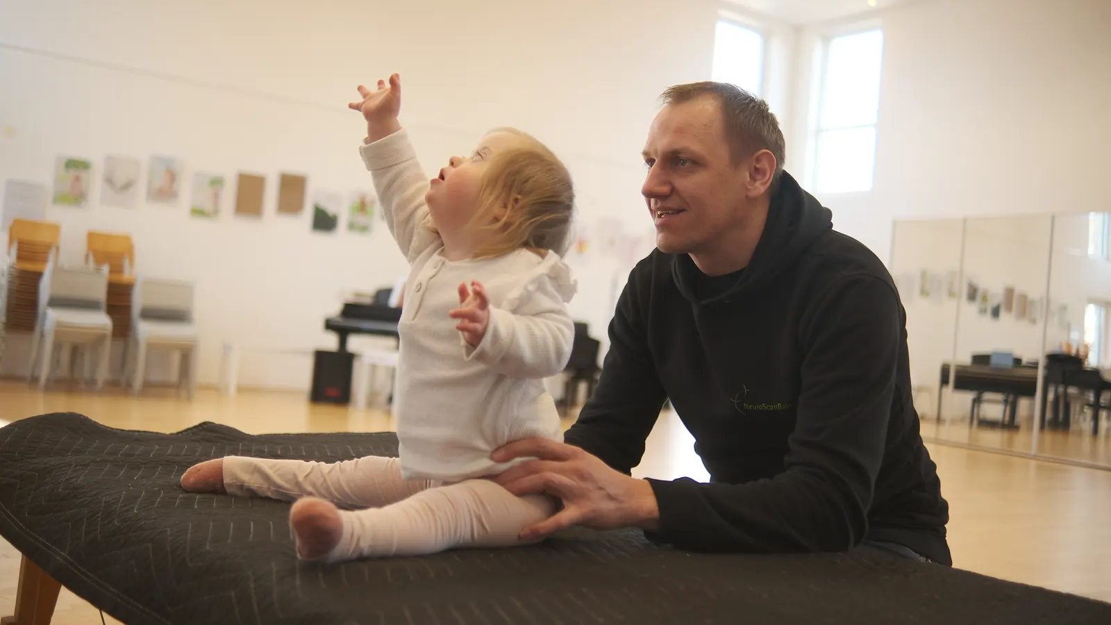 Willi Klassen bei der sanften Arbeit mit einem Kind – NeuroScanBalance Bad Essen