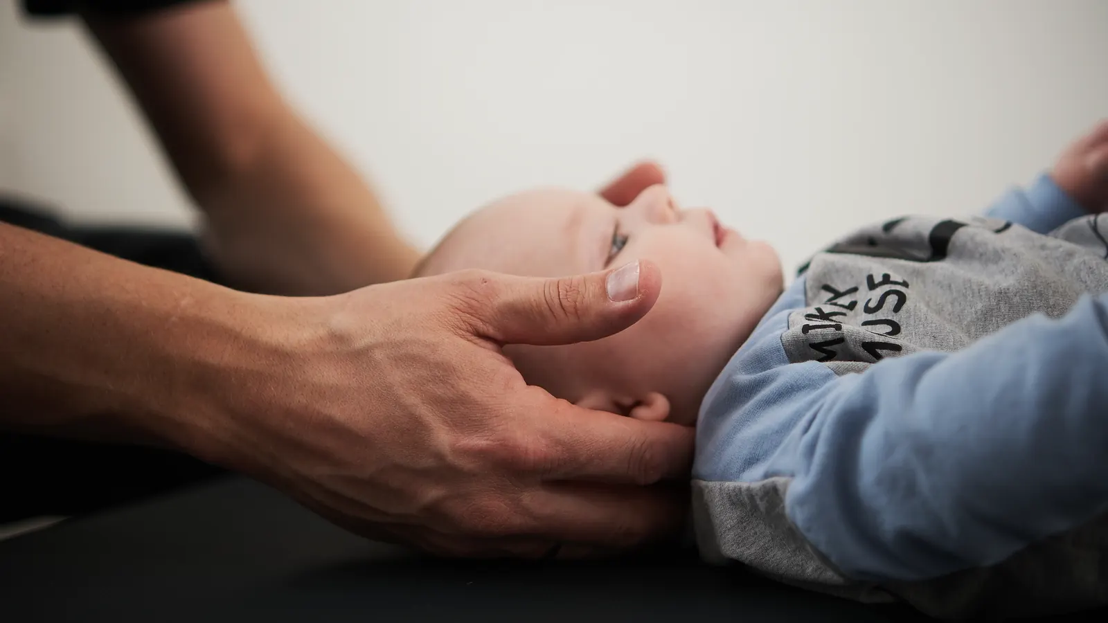Sanfte NeuroScanBalance-Einheit mit einem Baby – Willi Klassen, Bad Essen