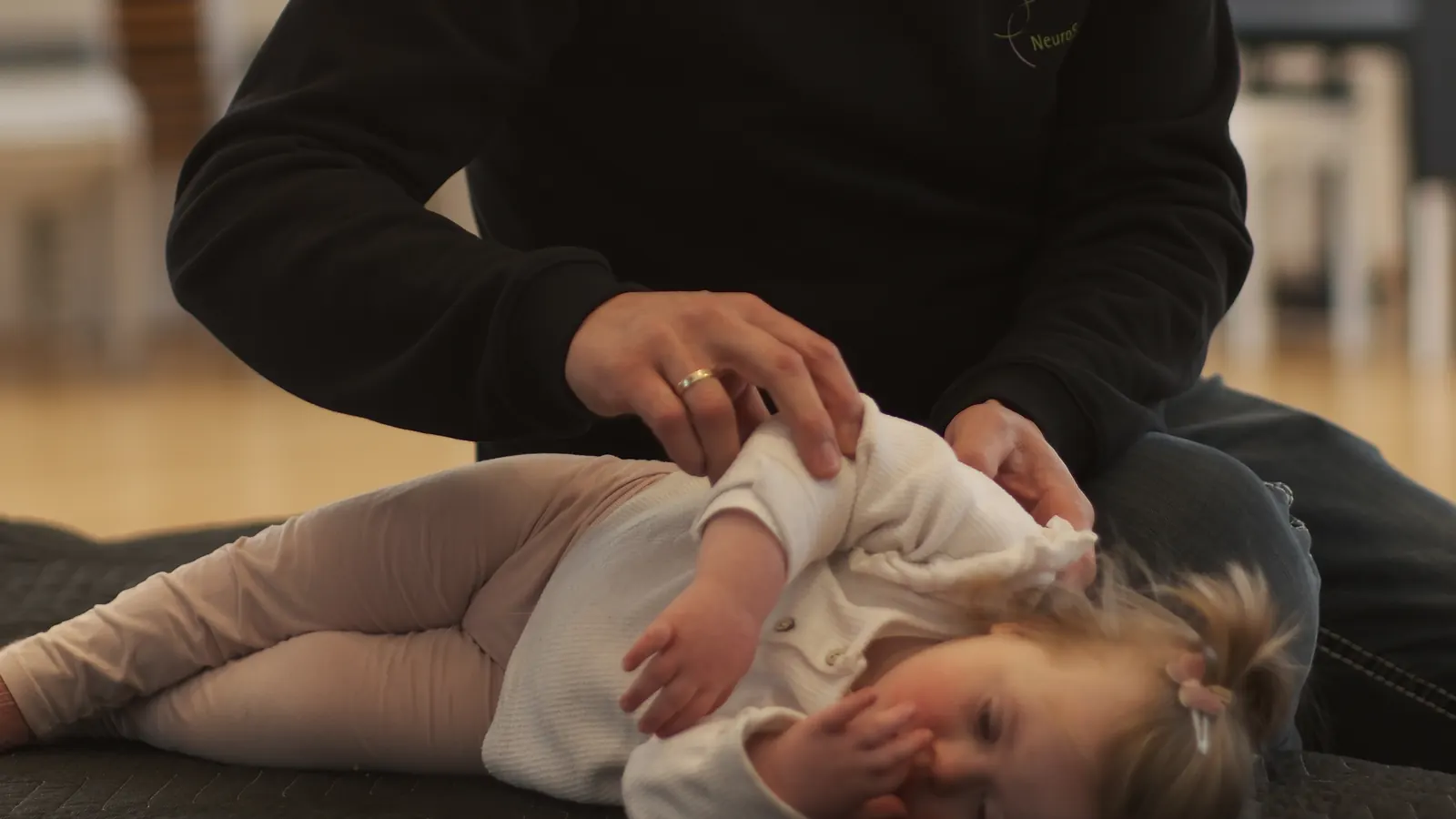 Willi Klassen arbeitet sanft mit einem Kleinkind auf der Matte – NeuroScanBalance Bad Essen