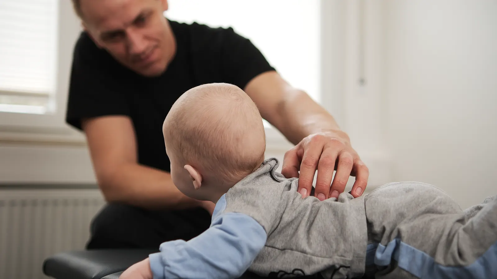 Willi Klassen bei der sanften Arbeit mit einem Säugling – NeuroScanBalance Bad Essen